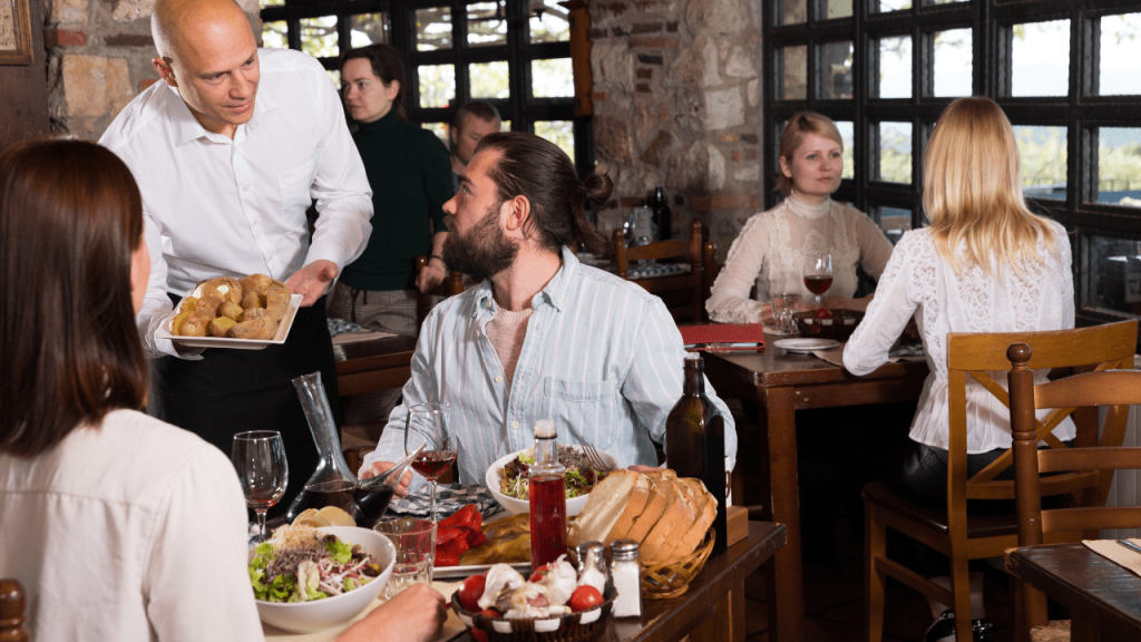Πελάτες σε εστιατόριο ξενοδοχείου