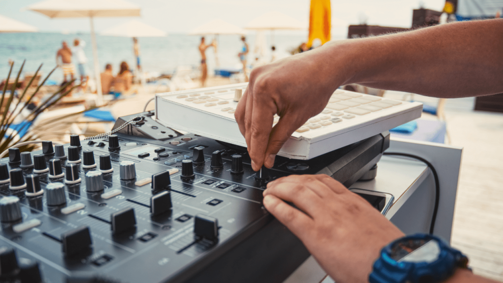 Dj σε beach bar